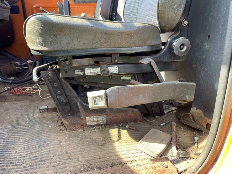 1984-ford-8000-image-53