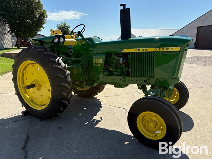 1970-john-deere-2520-image-3