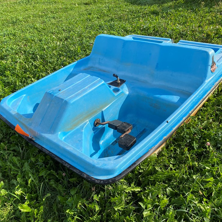 #1645 • Seahawk Paddle Boat