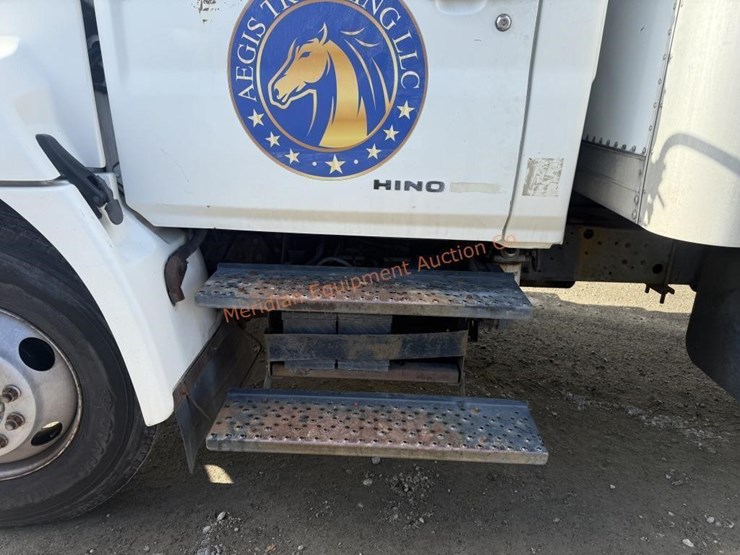 2006-hino-268-image-21