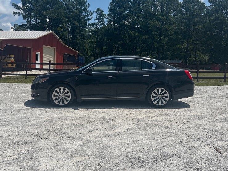 #400-•-2016-lincoln-mks-passenger-car-image-2