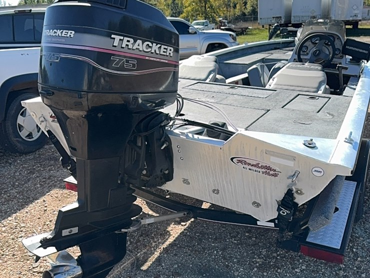 185-xt-pro-team-bass-tracker-with-75-horse-mercury-image-6
