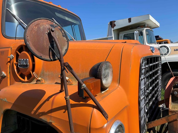 1984-ford-8000-image-40