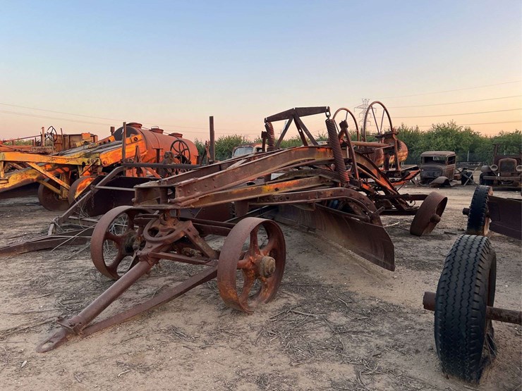 pull-type-road-grader-image-1