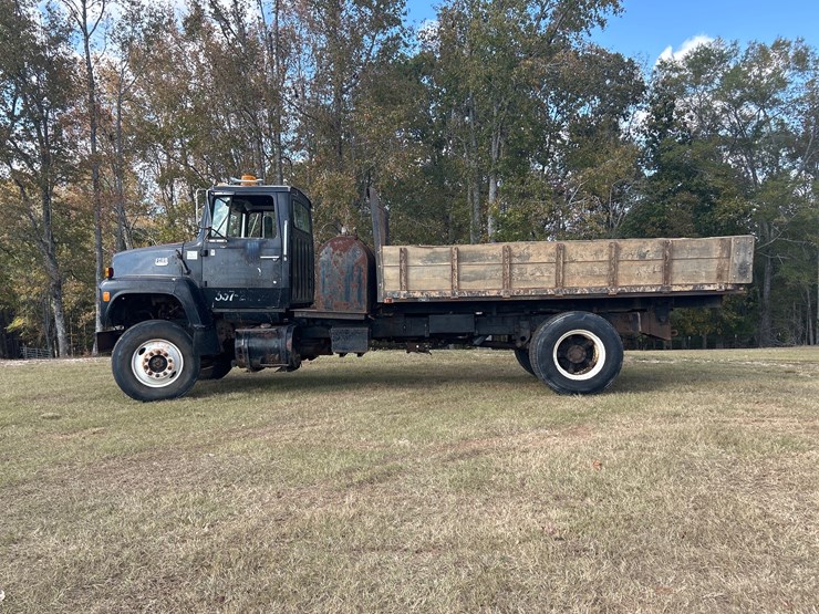 1977-ford-8000-image-2