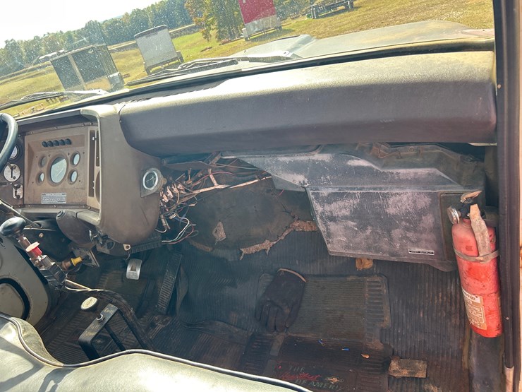 1977-ford-8000-image-16