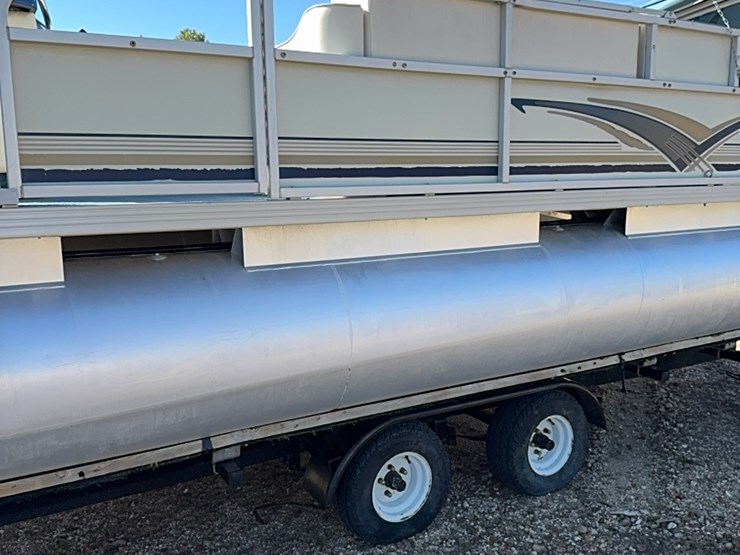 2001-22-foot-crest-pontoon-boat-with-90-horse-mercury-image-3