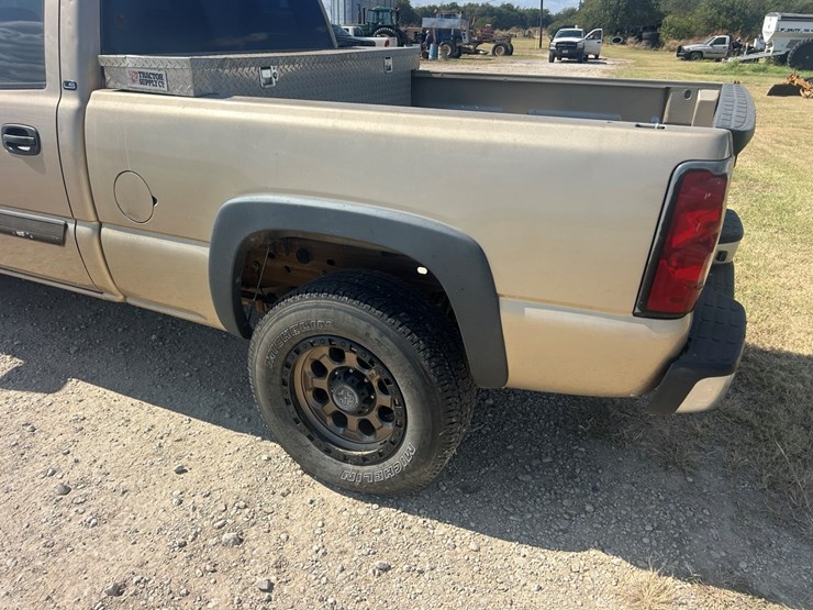 2004-chevrolet-2500-image-31