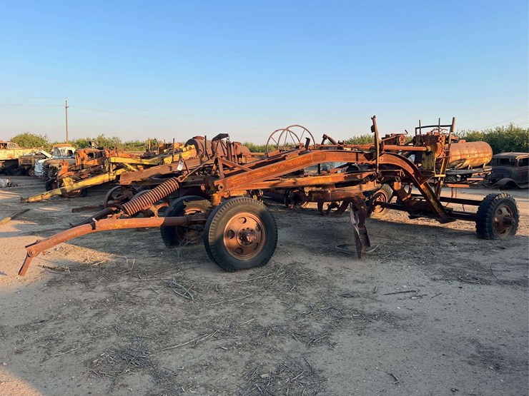 pull-type-road-grader-image-1