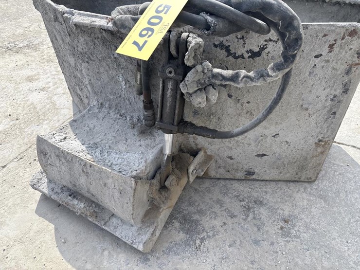 #5067-•-bobcat-concrete-carrying-bucket-w/-hydraulic-chute-image-5