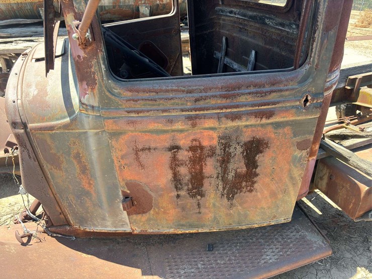 truck-cab-and-chassis-image-11