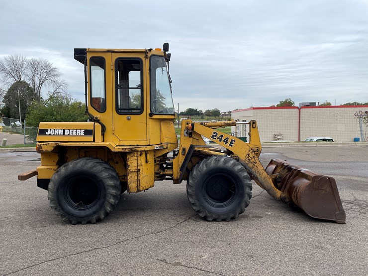 deere-244e-image-4