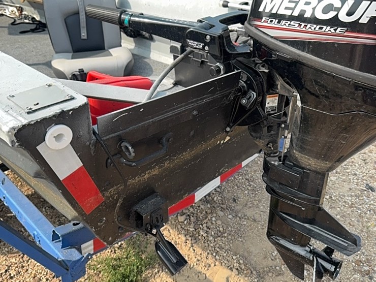 15-foot-fishing-boat-with-mercury-9.9-horse-motor-image-4