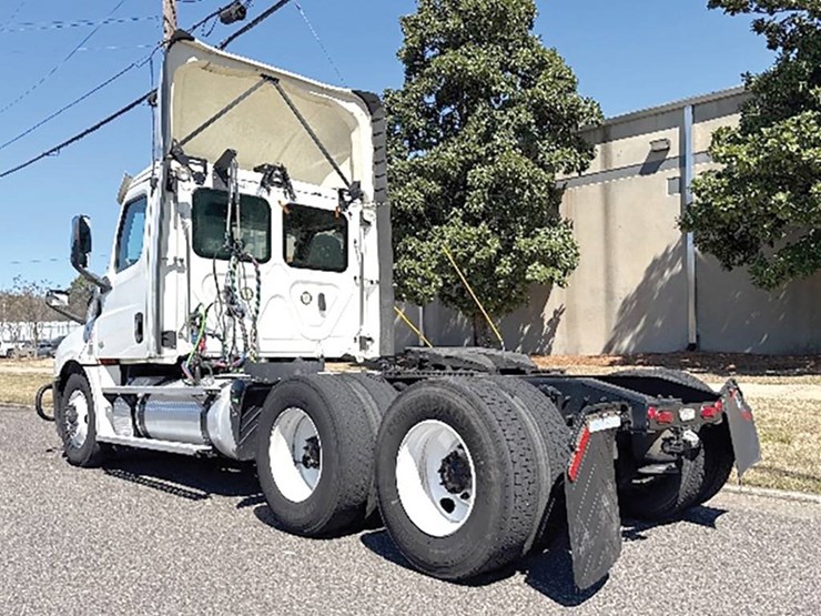2020-freightliner-cascadia-126-image-2
