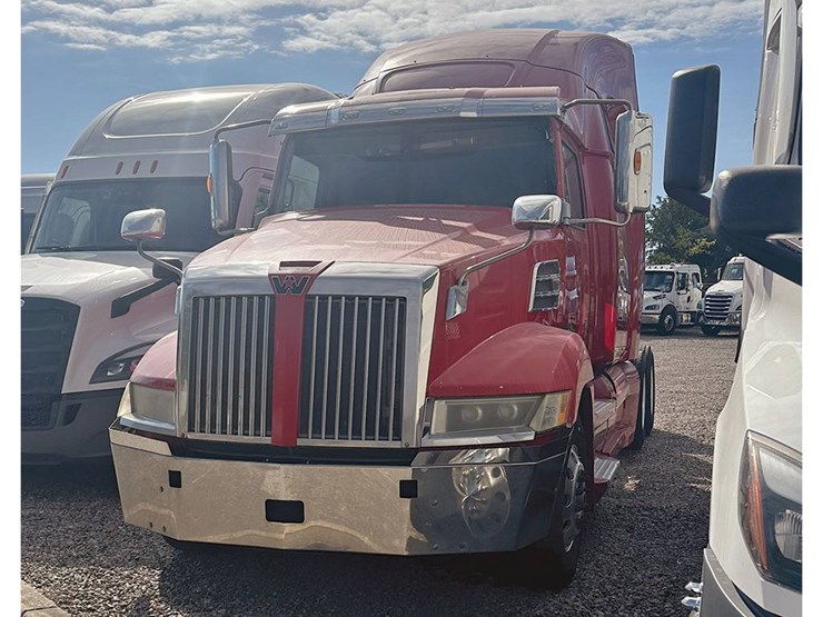 2016-western-star-5700xe-image-2