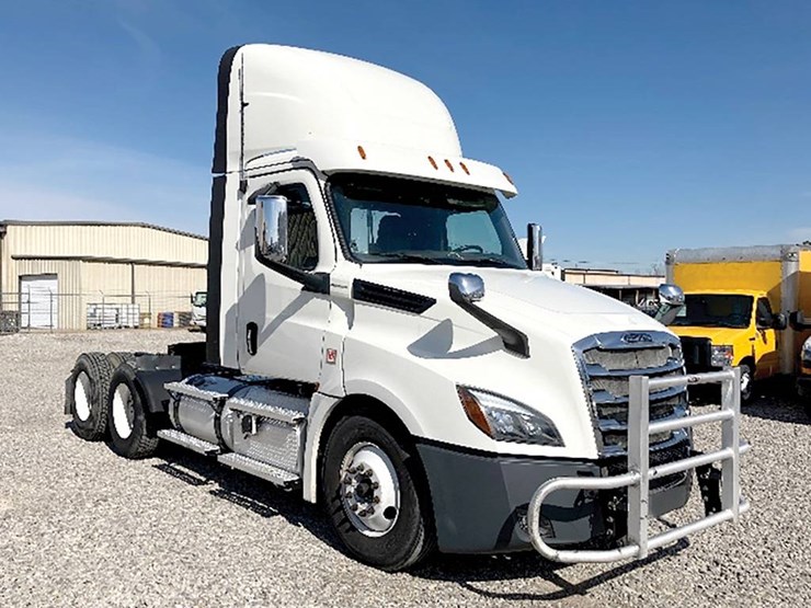 freightliner-cascadia-126-image-1