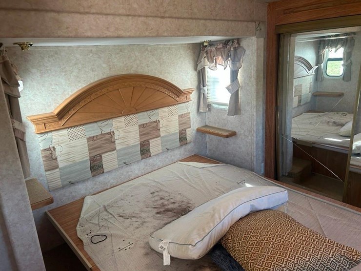 2006-forest-river-cedar-creek-30rkts-camper-image-14