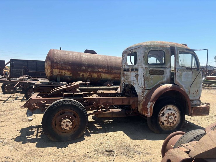 white-3000-truck-image-16