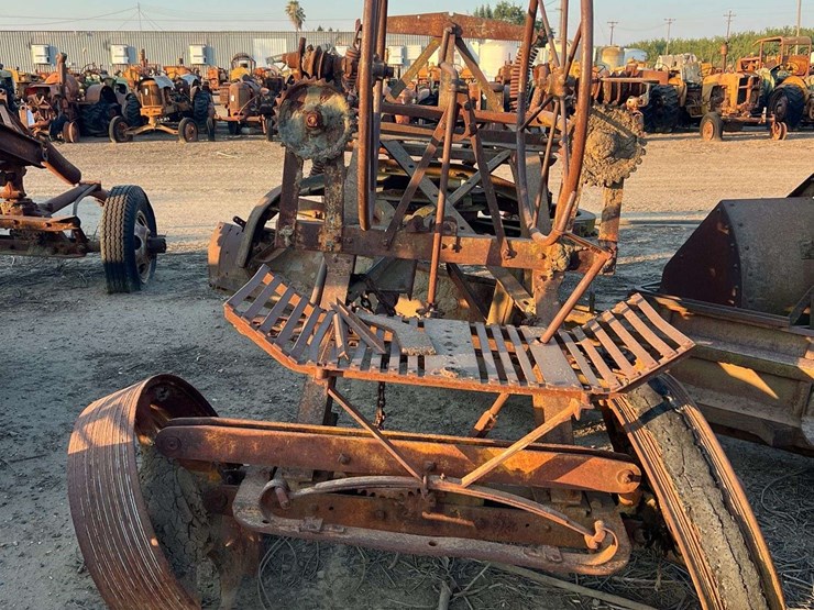 pull-type-road-grader-image-10