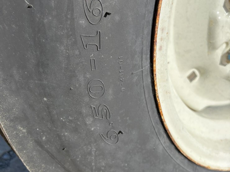 1969-ford-4000-image-11