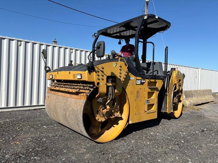 2016-caterpillar-cb64b-image-3