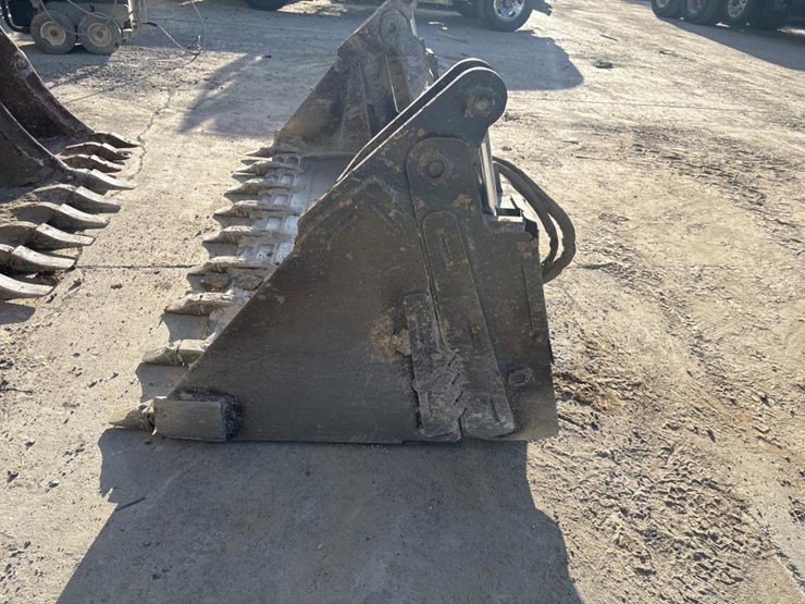 #5086-•-2021-bobcat-84"-toothed-combination-bucket-image-2