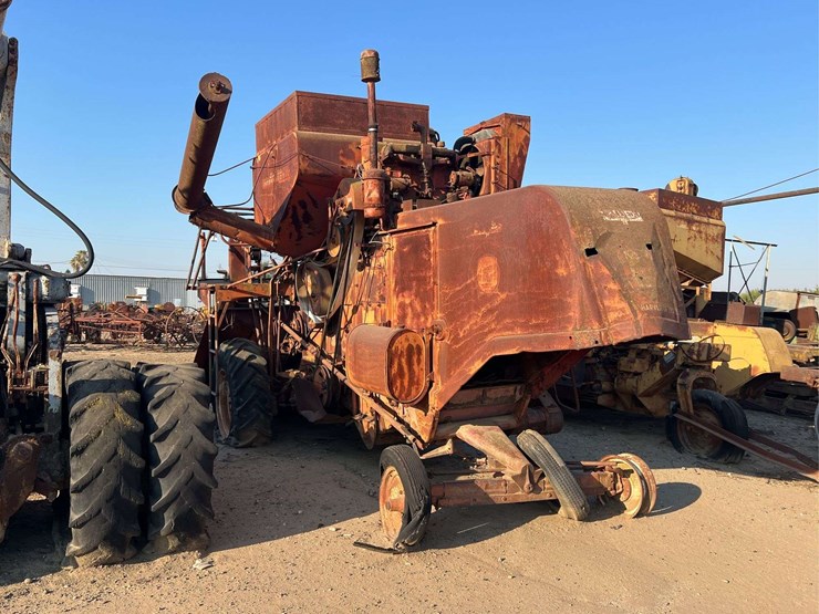 minneapolis-moline-101-harvester-image-15