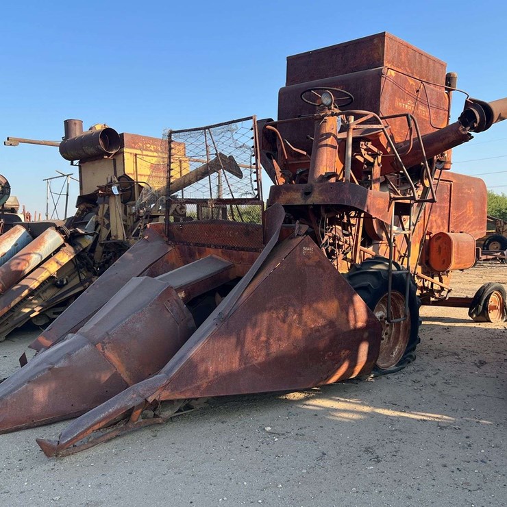 Minneapolis Moline 101 Harvester