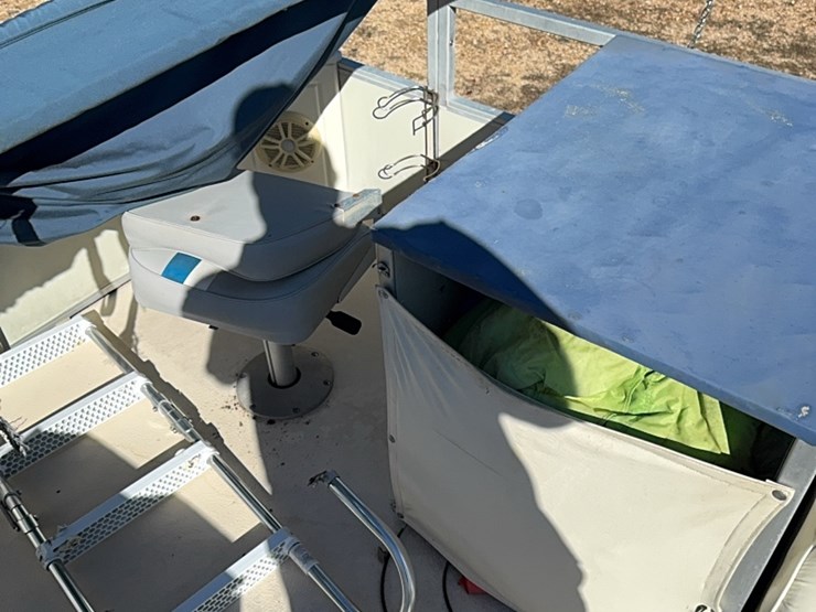 2001-22-foot-crest-pontoon-boat-with-90-horse-mercury-image-16