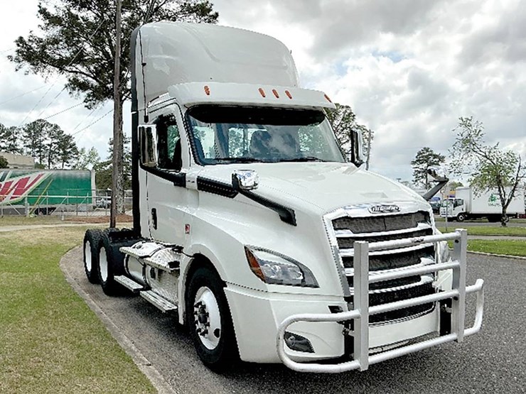 2020-freightliner-cascadia-126-image-1