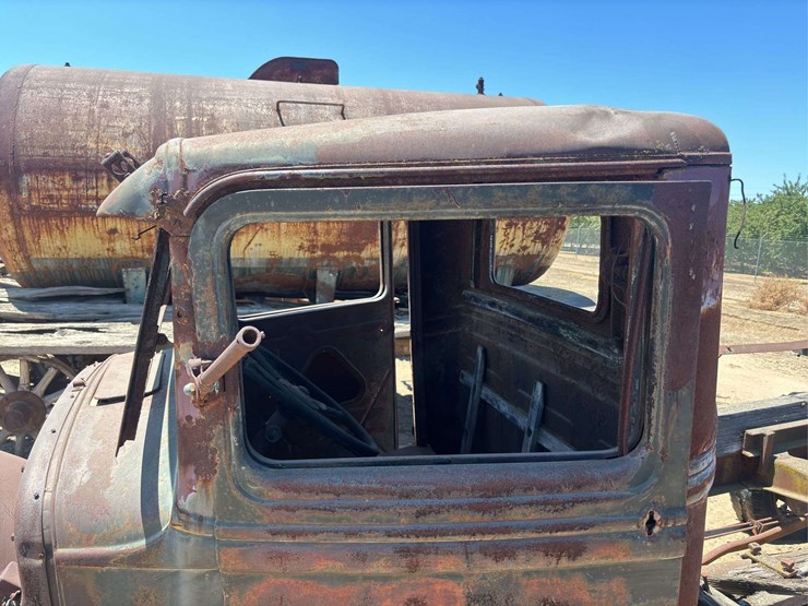 truck-cab-and-chassis-image-10