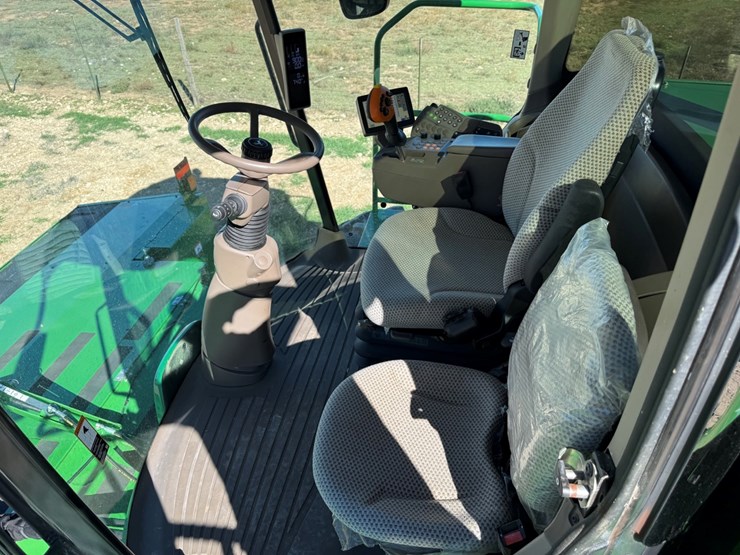 2019-john-deere-w235-image-38