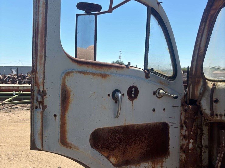 white-3000-truck-image-37