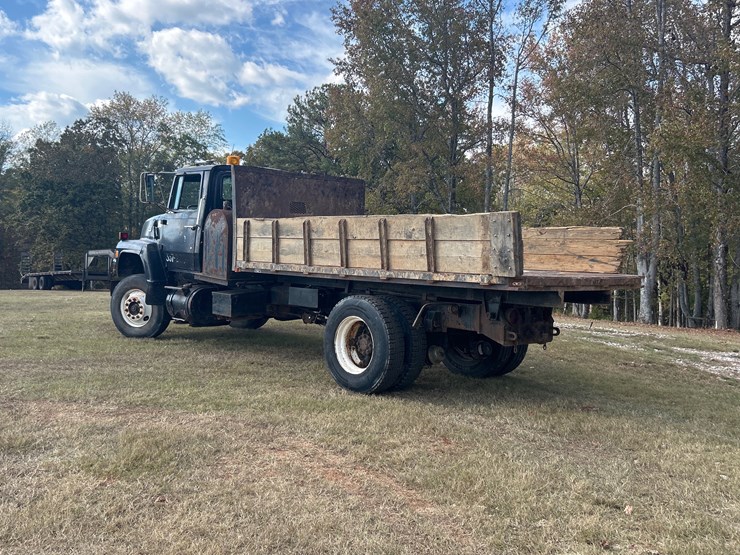 1977-ford-8000-image-3