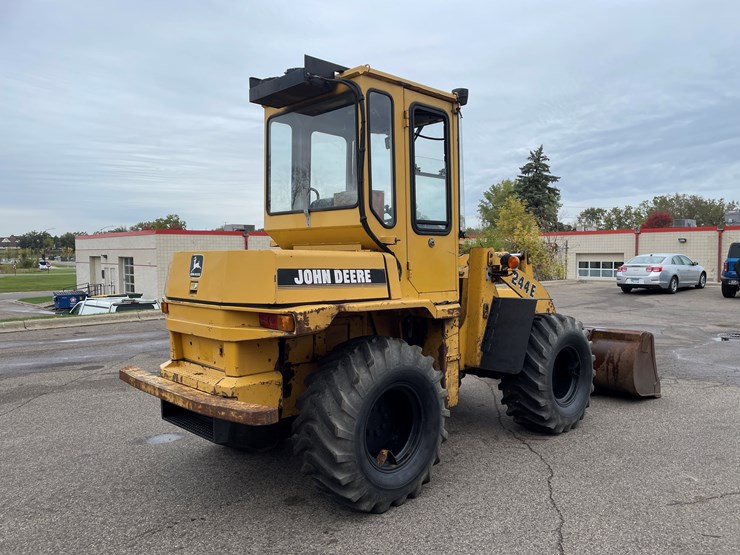 deere-244e-image-5