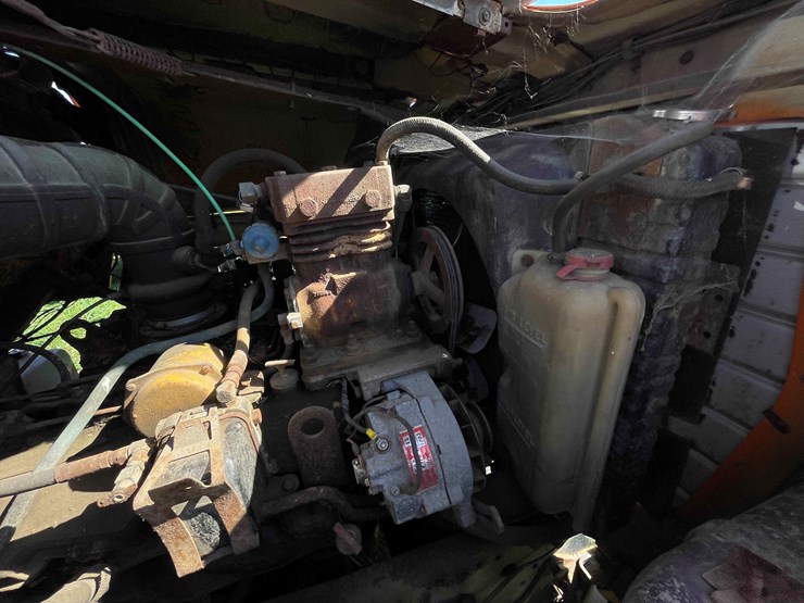 1984-ford-8000-image-72