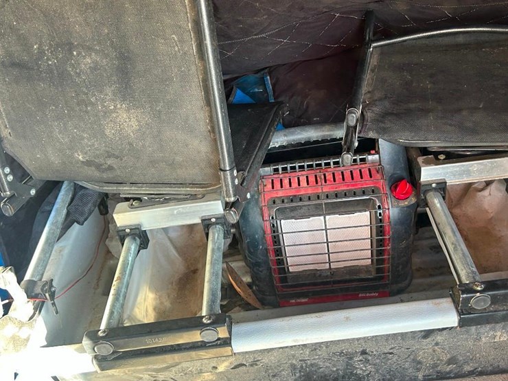 clam-portable-fish-house-image-8