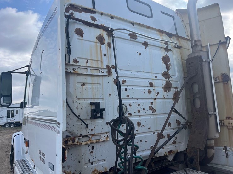 1998-volvo-semi-image-32