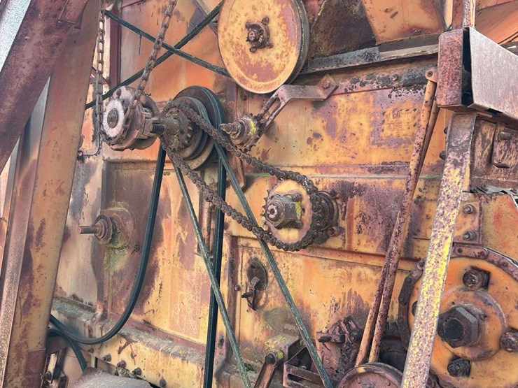 minneapolis-moline-101-harvester-image-6