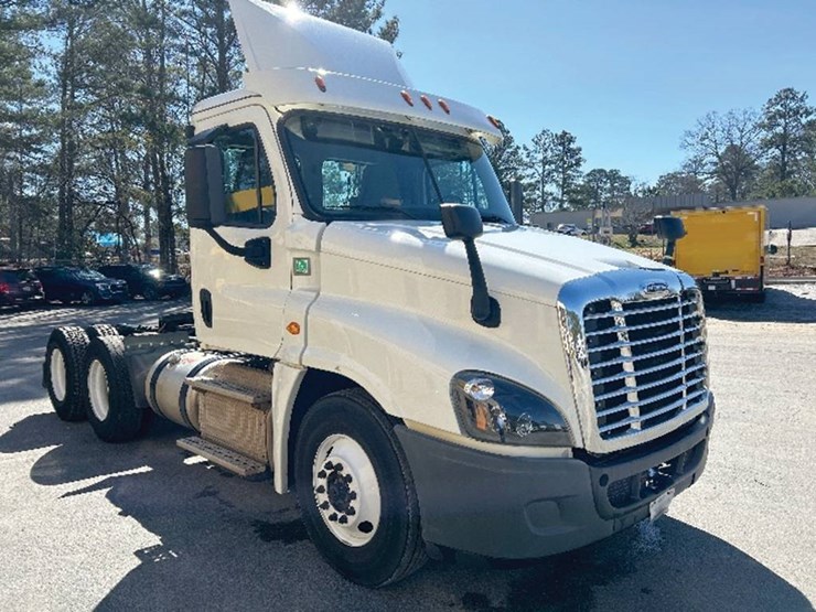 2017-freightliner-cascadia-125-image-1