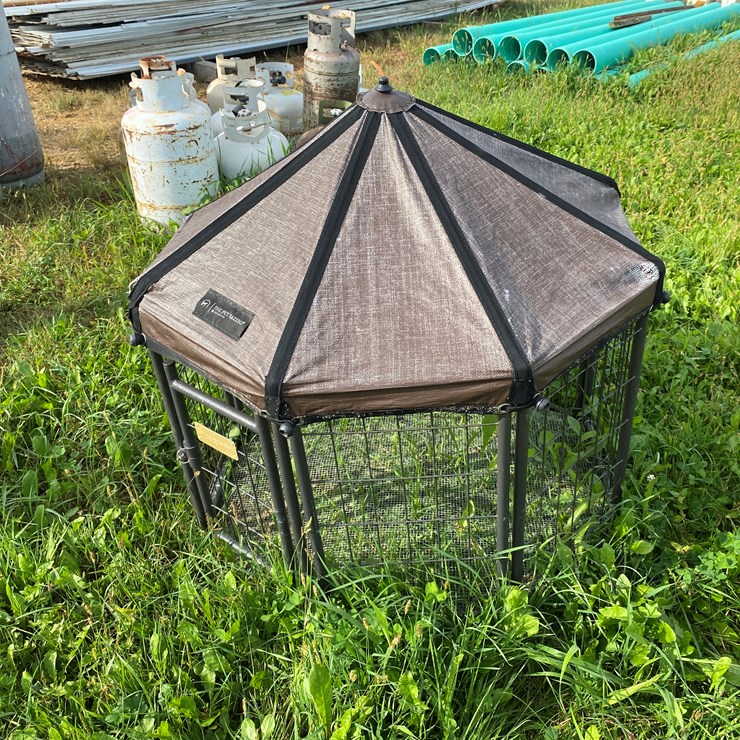 #1673 • Small Animal Pet Enclosure