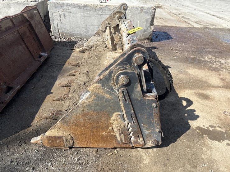 #5044-•-bobcat-3-in-1-approx-74"-bucket-image-2