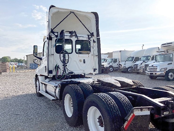 2020-freightliner-cascadia-126-image-2