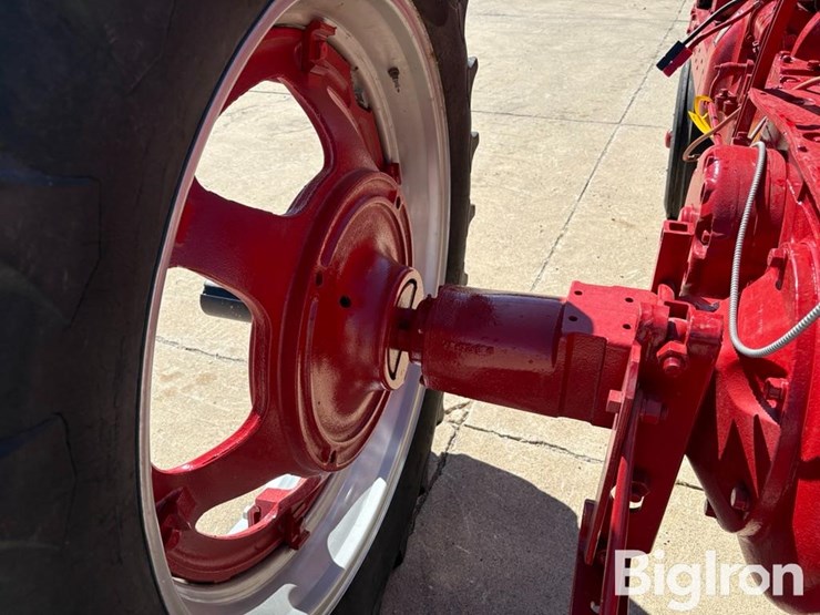 1953-ih-farmall-super-m-2wd-tractor-image-15