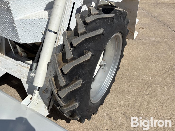 1958-honey-bee-hydro-loader-2wd-tractor-image-8