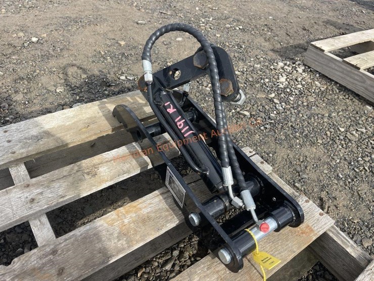 ir-mini-excavator-hydraulic-thumb-image-6