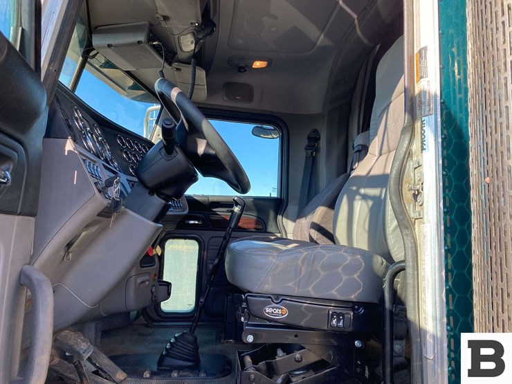 2013-peterbilt-367-image-55