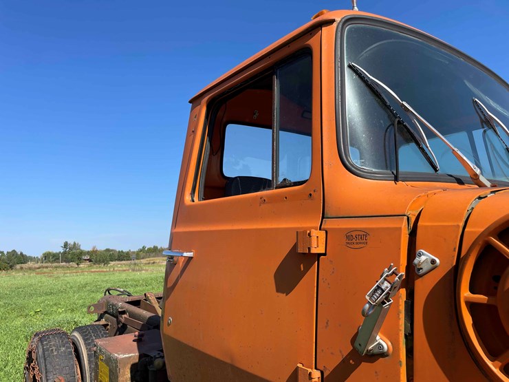 1984-ford-8000-image-39