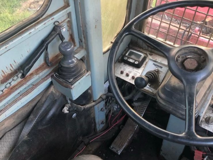 john-deere-330-image-4