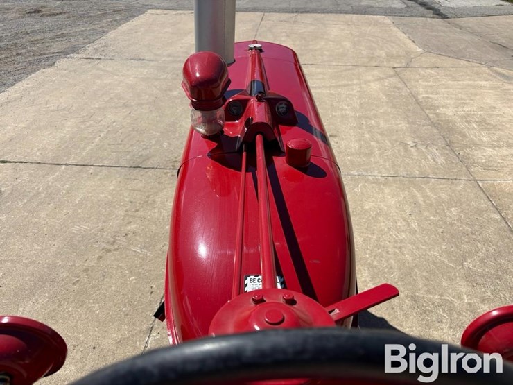 1953-ih-farmall-super-m-2wd-tractor-image-14